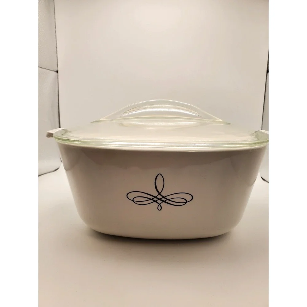 Vintage Corning Ware Trefoil 2.5 Qt Casserole Dish w/ Pyrex Lid